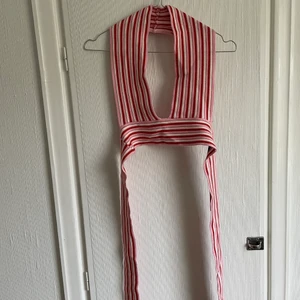 Sommar topp - En väldigt fin sommartopp från Cider. Randig i rött sora och vitt. Knyter i ryggen. Aldrig använd.