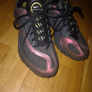 Sneakers Nike 41 - Nike skor i mycket bra skick utan några defekter. Torka bara av med en fuktig trasa så blir de som nya. Jag säljer för att de är för små.