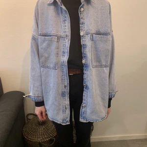 Oversized jeans jacka - dam - stolek S - Använt och fint skick 