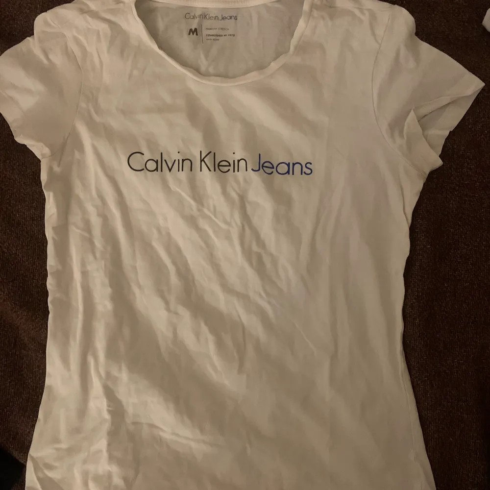 Tre t-shirts från Calvin Klein, knappt använda, mjukt och hållbart material och inte genomskinliga. Säljer pga använder ej. Köpta för ca 300kr/st, säljer alla tre för 150kr. Har även en till annons uppe med en svart CK tshirt, köp alla för 200kr. T-shirts.