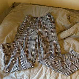 Kostymbyxor  - Från isawitfirst strl 36 skulle säga att de passar mer xs än S 