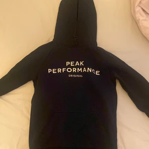 Hoodie - Knappt använd, inga skador, köpt för 1000 