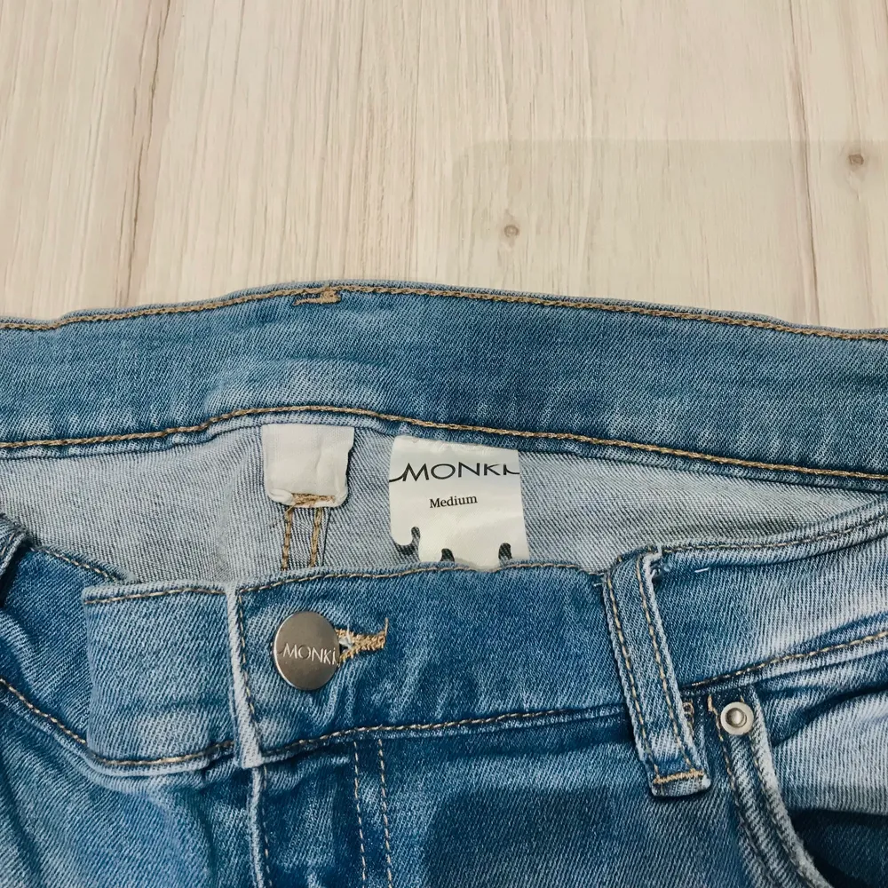 Ljusblå Monki Jeans, små i storleken☺️. Använda ett fåtal gånger💫💫. Skriv privat för fler bilder. Jeans & Byxor.