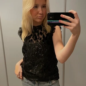 J.Crew topp - Superfin topp från J.Crew, som passar perfekt till fest. Aldrig använd med prislappen kvar då jag råkade beställa 2 likadana toppar. Inköpt för 120€, säljer för 800kr, priset kan självklart diskuteras. Fler bilder kom privat💞 Kan mötas upp i Göteborg. Står inte för frakt eller postens slarv.