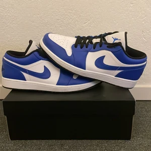 Nike Air Jordan 1 Low ’Game Royal’ - Air Jordan 1 Low ’Game Royal’. Storlek 46 EU, 12 US.  Använda 4 gånger. Kommer med originallåda och originalsnören. Nypris ca 2700 för denna storlek på StockX. 