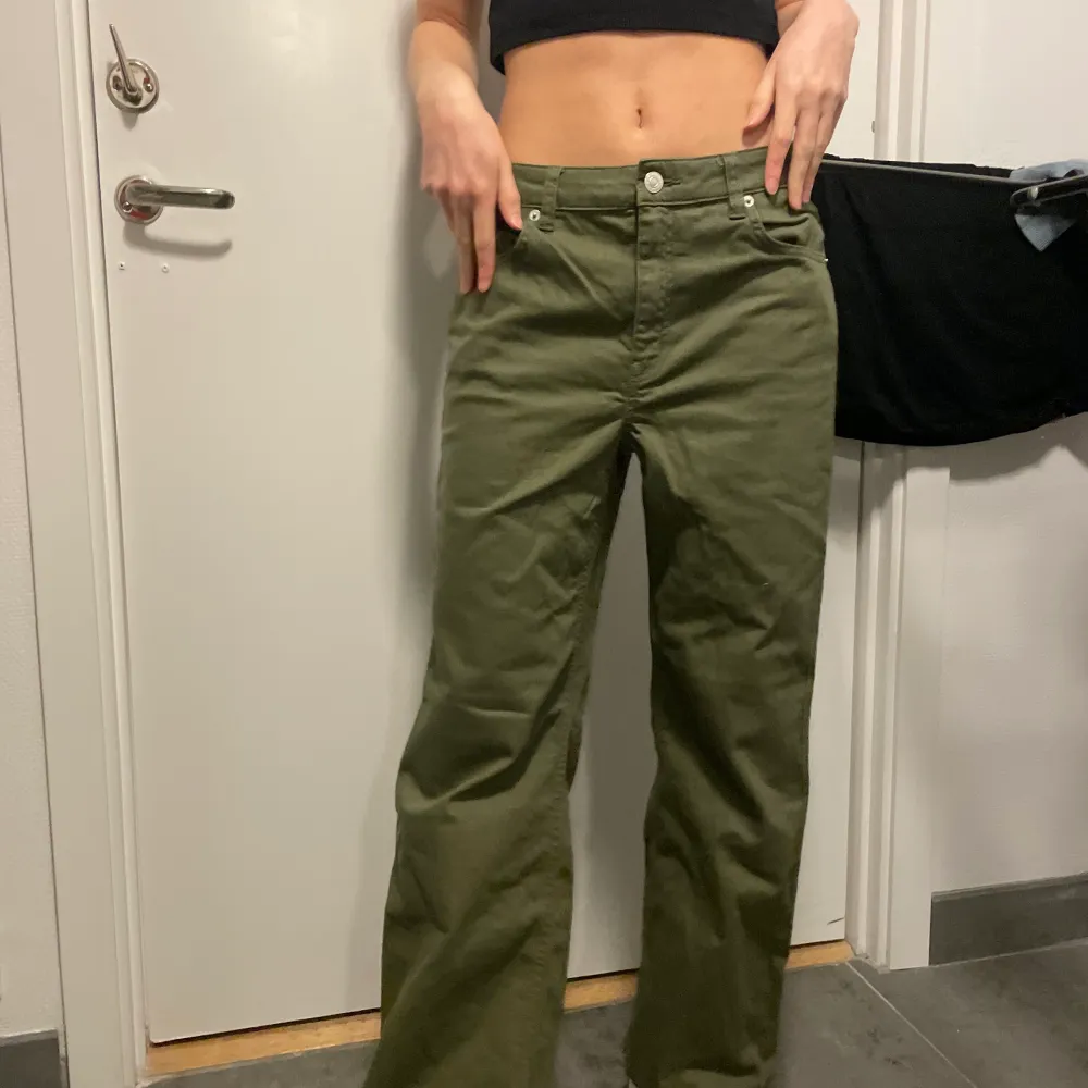 Trendiga lowwaist cargo-jeans, skitnajs grön färg. Passar en S/M 😍😍. Jeans & Byxor.