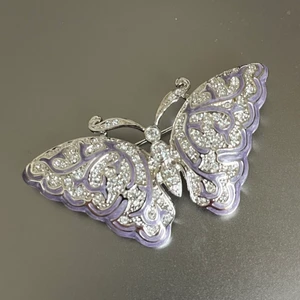 Fjärils-brosch i nyskick! Y2K - Supersöt brosch i form av en fjäril. 5,5an mellan vingspetsarna. Eventuellt äkta silver då den är köpt på Guldfynd för många år sedan. Möts i Stockholm eller skickar spårbart med Postnord.