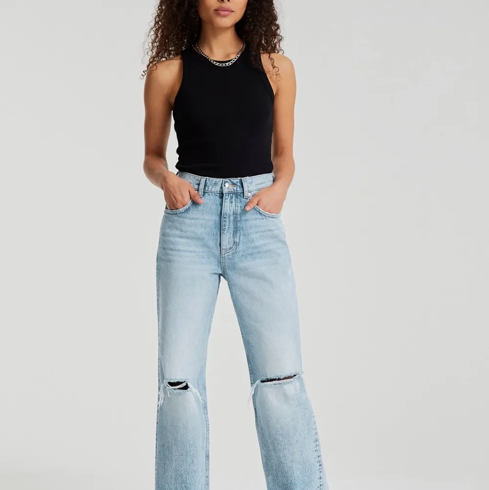 Säljer mina nya jeans eftersom dom inte riktigt passade, bara använda 3 gånger. Nypris 599kr. Jeans & Byxor.