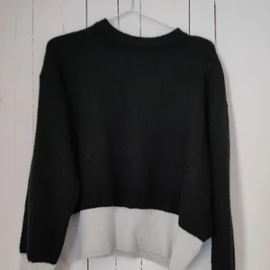 Stickad svart vit tröja strlS - Storlek: S. Skick: Använt skick men inte nopprig. Hör av dig om frågor upphör 😊