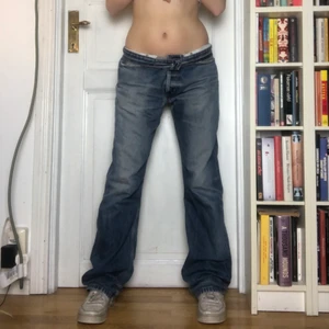 Rocky jeans! - Ett par coola Rocky jeans som man kan bära på lite olika sätt, så snygg wash,,,,,, Midjemåttet är 43cm rakt över och innerbenslängd 85cm