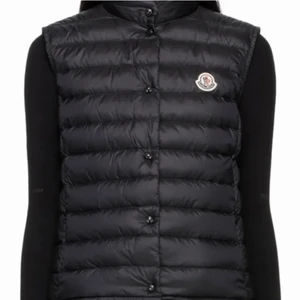 Säljer min fina moncler väst - Mycket fint skick! Finns inga anmärkningar när det gäller användande. Färgen är svart och storlek 2. Motsvarande s/m. Har tyvärr inget kvitto kvar men västen går att skanna. Nypris: 6000 kommer inte exakt ihåg. Vid fler frågor är det bara att skicka ett meddelande. 