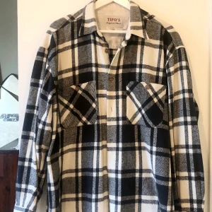 OVER SHIRT // SHACKET I ULL - Superfin kvalitet, 100% ull. XL, fin passform. Jag köpte den för 600kr men säljer för bara 250