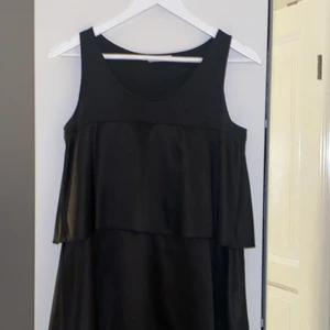 Klänning - VILA klänning med 3 nivåer av volang!