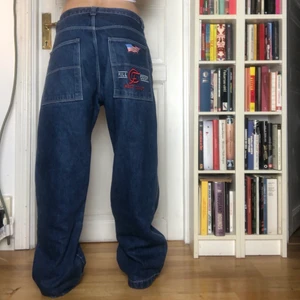 Baggy 90-tals jeans - Baggy 90-tals jeans! Supercoola, världens mest nice fit på dessa jeans!  Midjemåttet: 40cm rakt över Innerbenslängden: 77cm