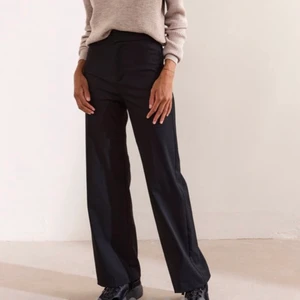 Kavajbyxor - Svarta kavajbyxor från Lindex! Köpte i somras, bra skick! Passar till det mesta och super sköna💖💖 