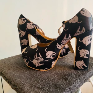 Söta Klackskor med platå strl 38 - Söta klackskor, med tryck katter på. 