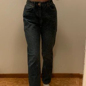 Jeans - Superfina jeans från Nelly som tyvärr inte kommit till stor användning för mig så endast använda max 2 gånger! I storlek W27 L32 men sitter bra på mig som är 160cm och vanligtvis har storlek 36