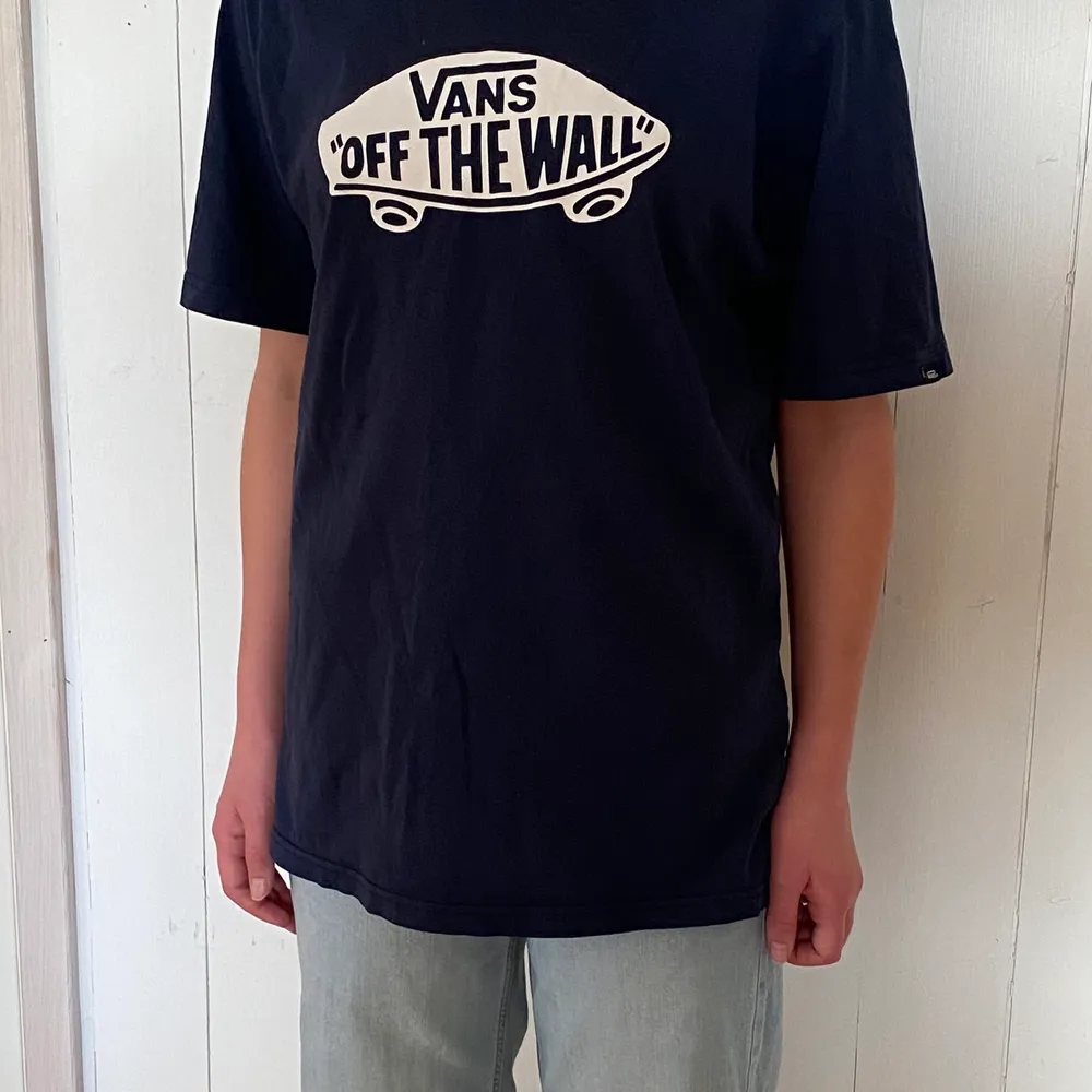 Skön och varsamt använd T-shirt från Vans i en marinblå färg. Den är i storlek XL (14+) men skulle säga att den motsvarar en vuxen s, oversized. Bara att skriva för mer info och bilder!😋🌜✨ Köparen står för frakt 📦. T-shirts.
