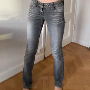 Supersnygga lågmidjade gråa jeans ✨✨ Kommer originellt från Vero Moda, passar helt perfekt, och är i bra condition bara lite trasiga på benen!! (tredje bild) Står storlek 34/34 på lappen