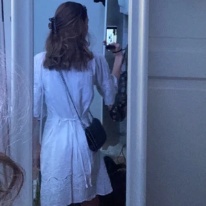 Fint broderad sommar klänning!  - Klänningen är i linne tyg och har ett innertyg som är i jätte mjuk och stretchig bommulsliknande material! Klänningen har även små virkade detaljer. Den är i S men själv är jag xxs/xs så passar även mindre då man kan knyta den fint i ryggen! Denna är perfekt till sommaren och inte genomskinlig! Den har jätte fint broderat mönster med blommor, stjärnor och hjärtan mm. kom privat för fler bilder av önskemål!