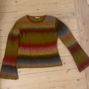 Stickad tröja - ONE OF A KIND sjukt snygg i storlek S skulle jag säga ♥️♥️ snygg till allt. Köpt secondhand