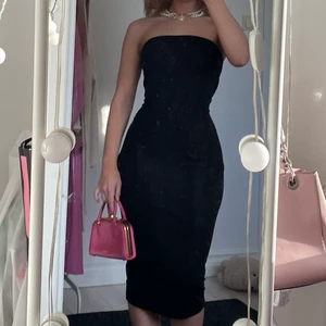 Svart bandeau klänning  - Svart bandeau klänning i storlek XS. Sitter som en smäck