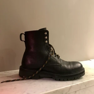 HOPE kängor  - Ett par kvalitets kängor från märket HOPE, endast använda ett fåtal gånger. Storlek 39 i perfekt skick. Original pris ligger på 2 800 och dessa säljs inte längre. Skriv om du är intresserad pris går att diskutera.