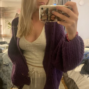 Fin lila stickad kofta - Jätte fin mörklila stickad kofta ifrån Hm knappt använd