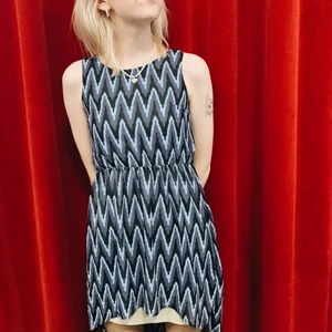 Klänning med mönster - Supergullig klänning med flerfärgat mönster!   -  Just nu behöver vi i klass 19b från Rytmus Göteborg samla in pengar till vår klasskassa! Vi vill inte att någon ska missa något av studentens roligheter på grund av att alla inte har råd med alla kostnader som ingår. Så vi säljer nu en massa kläder! Fler plagg kommer så kan småningom! Är du intresserad av just detta plagg? Eller har du några frågor? Tveka inte om att höra av dig!