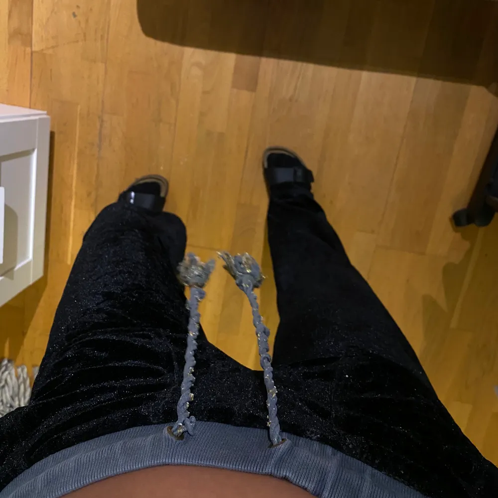 ett par skit snygga mjukis man kan klä upp eller klä ner, lite glittriga i materialet , som sammet ish. Jätte behagliga , vet inte vart dom är ifrån.❤️ är 170 och dom är bra i längd för mej. Jeans & Byxor.
