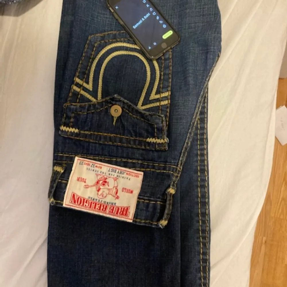 True religion jeans, storlek 32x32 i väldigt fint skick. Pris 700 kr inklusive frakt alternativt frakt i Stockholm city.. Jeans & Byxor.