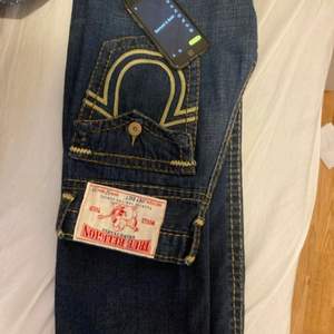 True religion jeans, storlek 32x32 i väldigt fint skick. Pris 700 kr inklusive frakt alternativt frakt i Stockholm city.