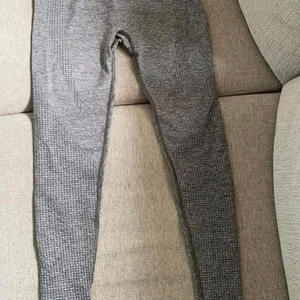 Gymshark Vital seamless - Gymshark Vital seamless i färgen ”smokey Grey marl”. Använda fåtal gånger, i princip nya. Dessa är äkta, jag har ej kvar kvittot men äkthetslappen finns kvar på byxan. 