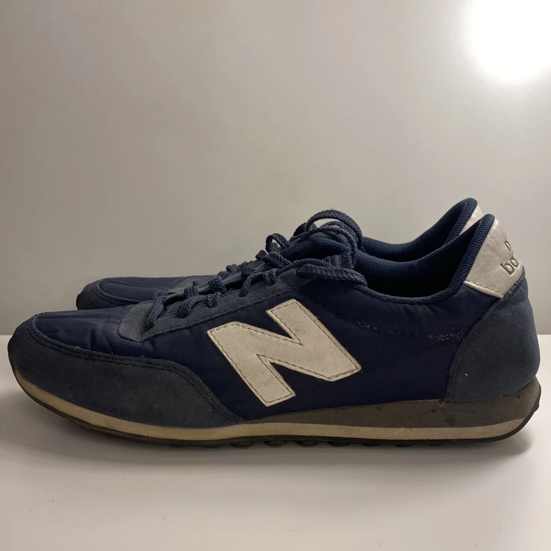 marinblå new balance 410 - 90