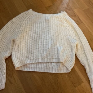 Stickad tröja - Säljer denna stickade tröja feån H&M. Använd fåtal gånger 🤍