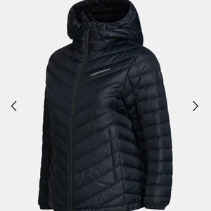 Peak performance jacka! - Jätte skön och oanvänd (endast testad)  peak performance jacka! Säljer då ja köpt nya jackor. Sjukt snyggt och skön och bekväm jacka. Storlek: M men passar även S!                Nypris: 2800, endast testad.                              Mitt pris: 1449.                                                   GRATIS FRAKT!🥰 ( är öppen för prutning )