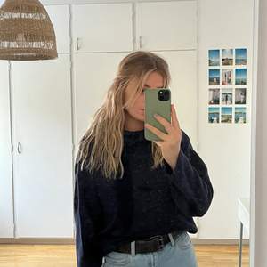 En mörkblå stickad turtleneck, superfin från H&M✨