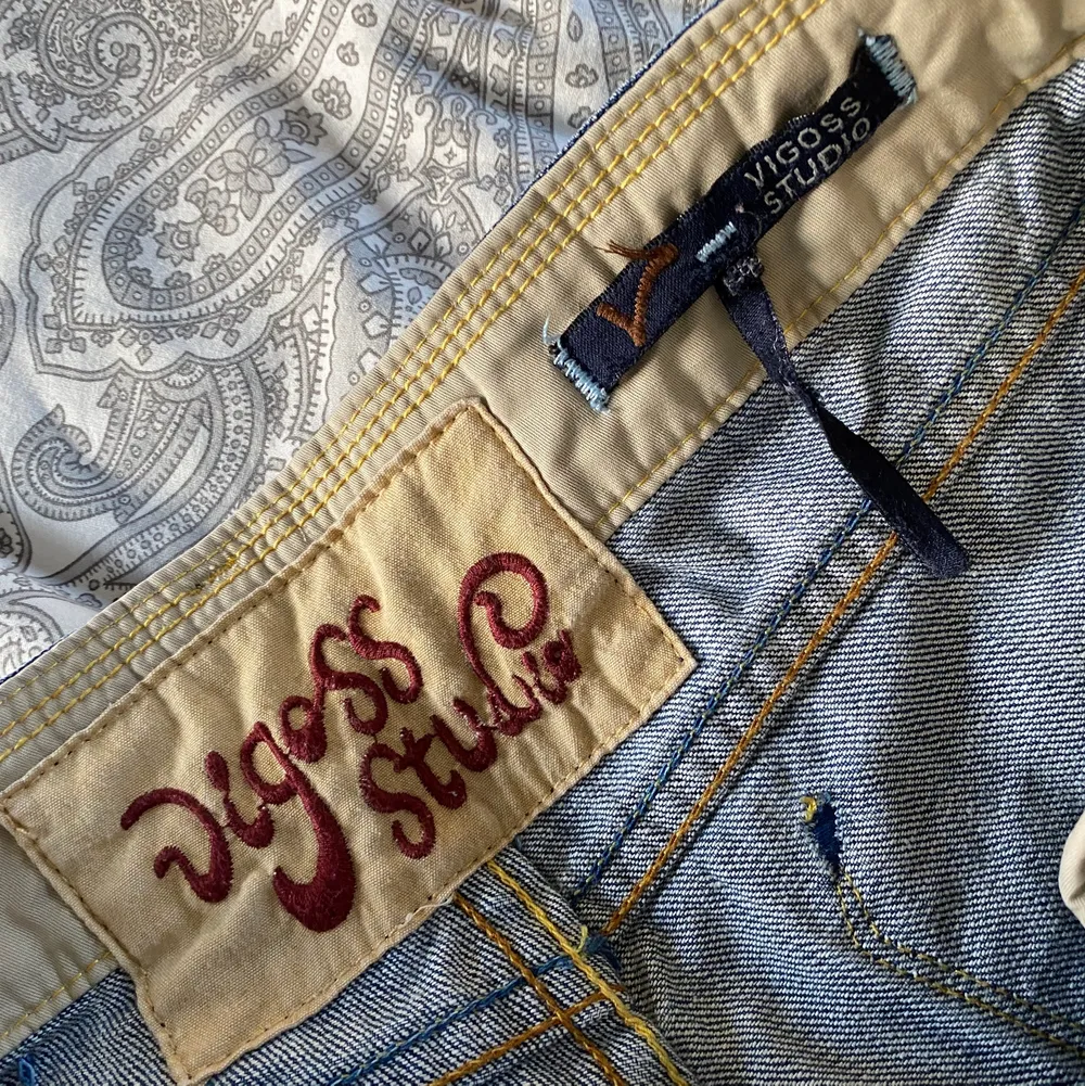 Fina lågmidjade jeans från Vigoss Studio. Storlek 28. Jättefint mönster på fickorna där bak och är i bra skick. Skriv för fler frågor eller bilder😊. Jeans & Byxor.