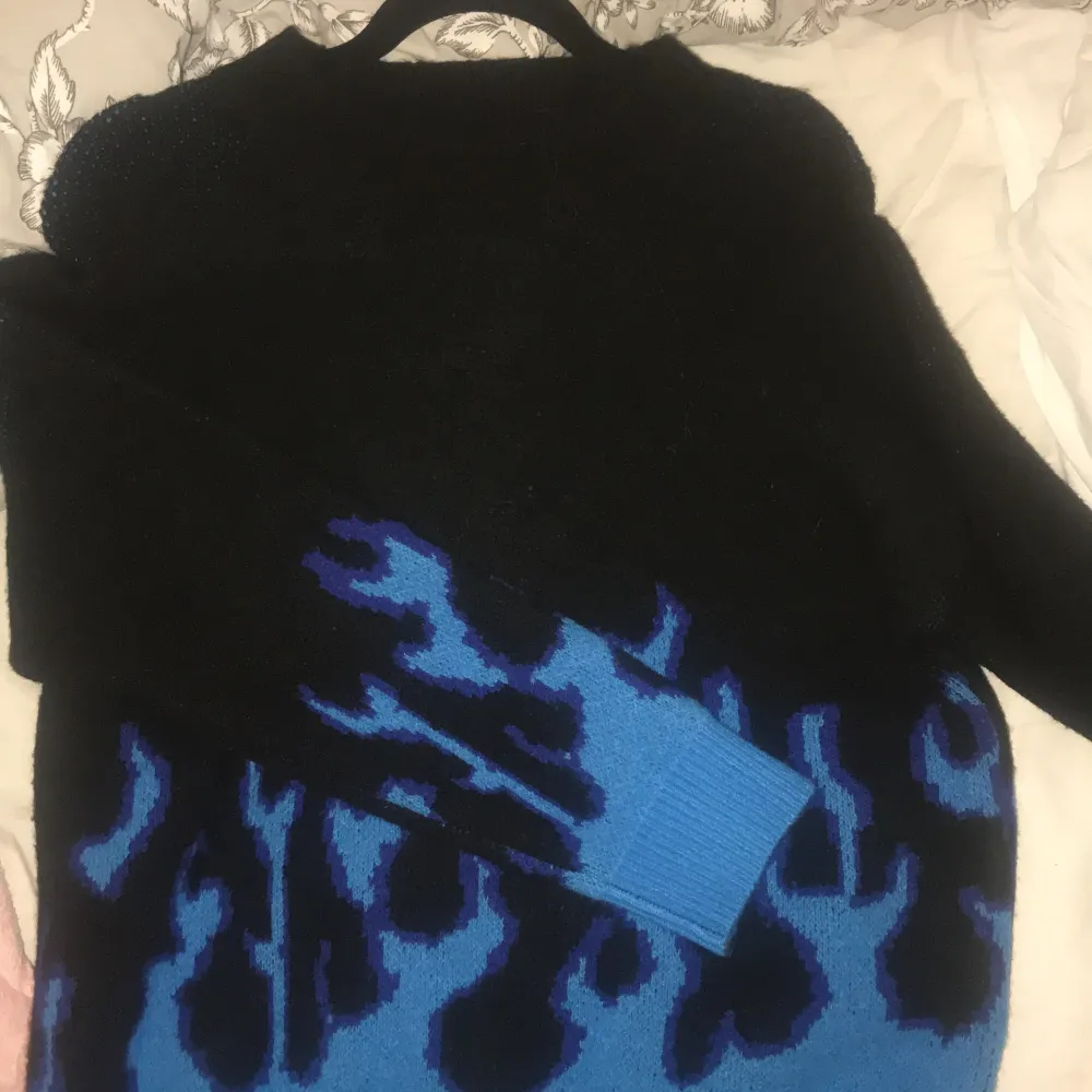 Säljer min oanvända stickade tröja från Shein!💙 Den köptes för cirka ett halvår sen och är aldrig använd. Skriv om ni har några frågor!💙⚡️. Stickat.