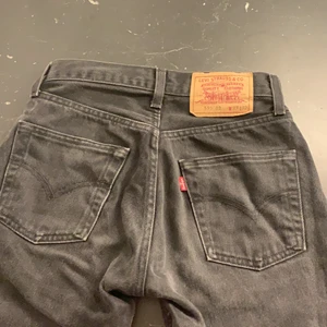Levis jeans - Så snygga svarta lågmidjade Levis jeans! Sitter asbra och är perfekt längd på mig som är 160:) Sköna och är i superbra material! Säljer pga att de nästan är för små, köpare betalar frakt<3 de är i en straight modell och det står att de är w27 L32 men skulle säga att de är w25-26. Fråga för fler bilder!