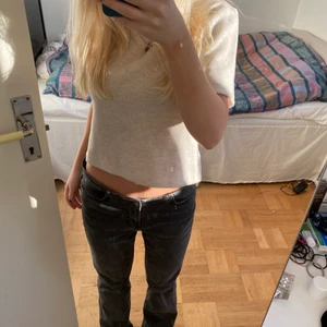 Gråa low Waist jeans - Slutsålda as snygga gråa low waist jeans från hm💕lite ljusare än på sista bilden, Buda från 300kr💕 lite för långa för mig som är 160cm men går att vika upp! Säljer bara vid bra pris