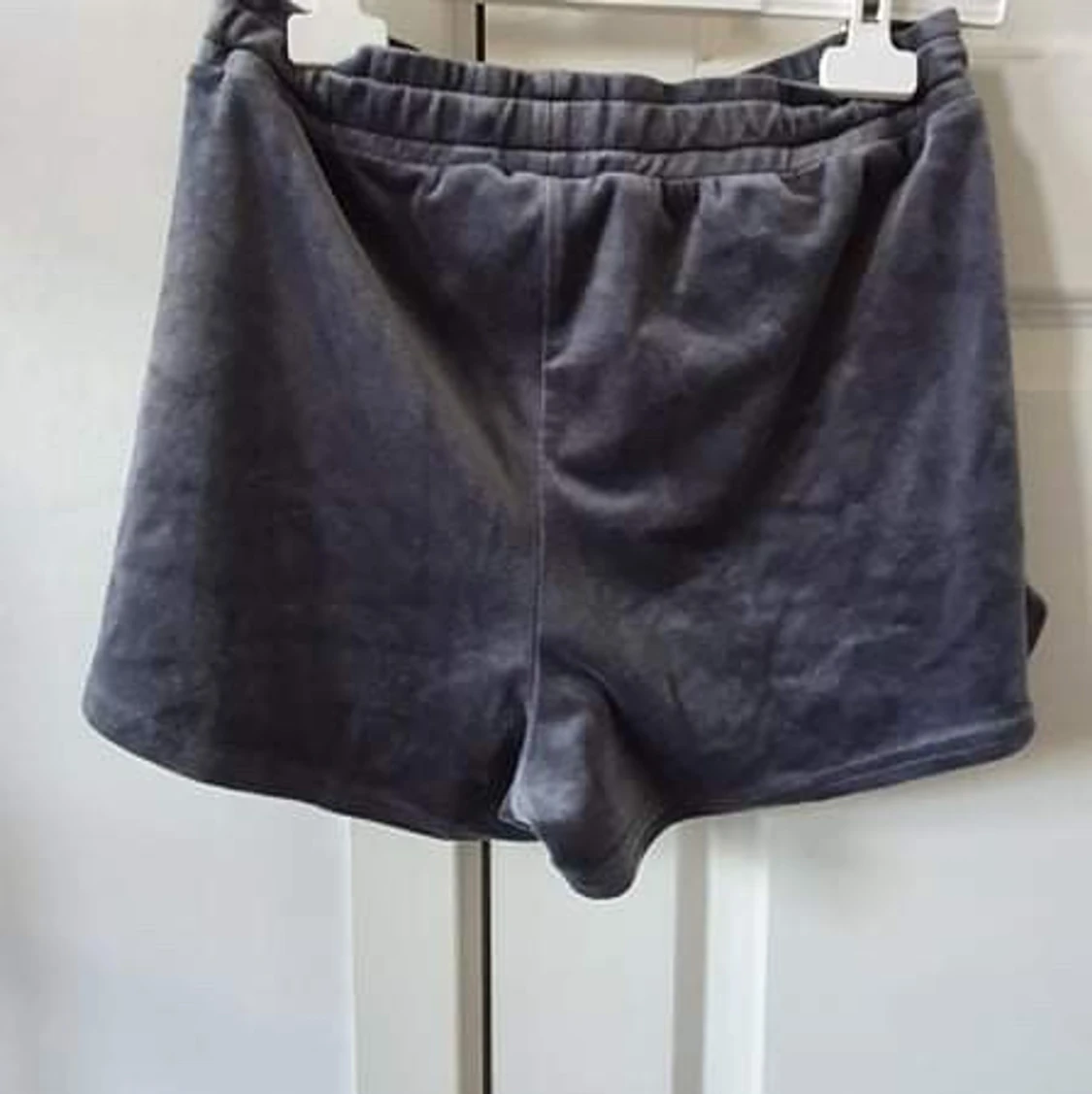 Gråa sammets shorts  - 90