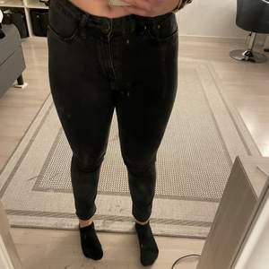 Ett par svarta jeans i strl M. De är stretchiga och normal midjade. 