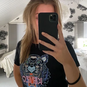 Kenzo tröja - Svart Kenzo t-shirth som är i mycket bra skick. Köpte för 900kr.