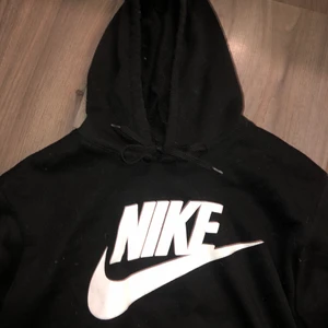 Nike hoodie strlk M - En svart Nike hoodie med vitt tryck i storlek M. Den är väl använd men fortfarande mjuk & skön ❤️ 