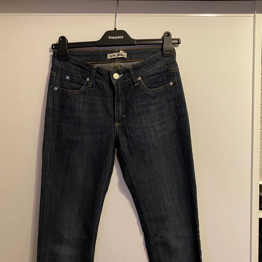 Mörkblå, midrise Acne jeans som är köpta på Sellpy. De är i princip i nyskick men säljer för att de var för små (har bara testat dem). Så snygga och passar nog bäst på någon som har XS i storlek på byxor. Skriv gärna om ni har frågor!. Jeans & Byxor.