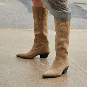 Cowboyboots zara - Säljer dessa cowboy boots från zara då det var för sent att returnera dem. Aldrig använda i nyskick, Stl 39, de är även slutsålda på hemsidan. Köpare står för frakten, kan eventuellt mötas upp i Stockholm😊