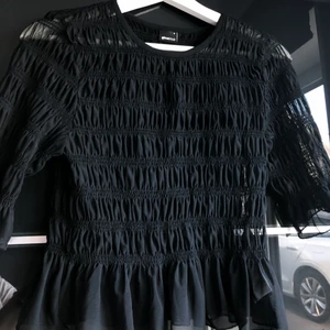 Svart blus i mesh  - Fin genomskinlig blus i mesh köpt på ginatricot. Passar perfekt för fest. I fint skick i storlek S. Skulle passa någon med antingen XS eller S. 50kr + frakt