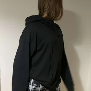 Svart hoodie - En bekväm svart hoodie. Lite basic men funkar till allt. Använd 2-3 gånger❤️