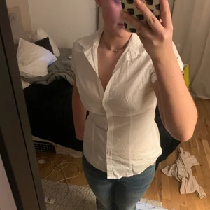 Benetton skjorta - Köpt på sellpy, snygg slimmad passform 